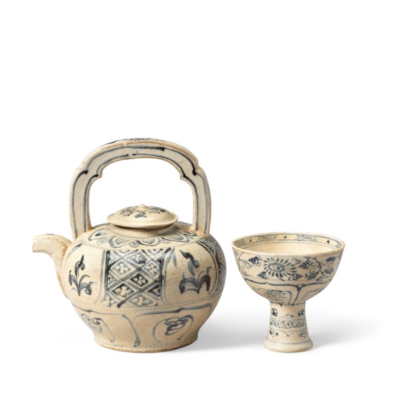 越南 十五世紀及十六世紀 青花公道盃及茶壺 | A BLUE AND WHITE 'TRICK' STEM CUP AND A TEAPOT AND COVER