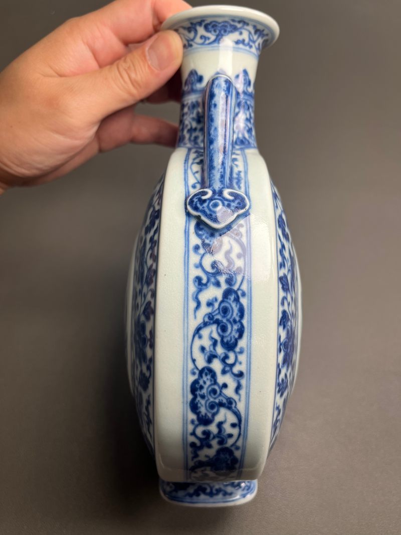 清乾隆  青花缠枝莲杏圆开光福寿纹双如意耳扁瓶 - 图10