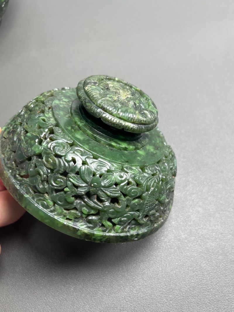 清乾隆  碧玉饕餮纹折沿熏炉（带木座） - 图10