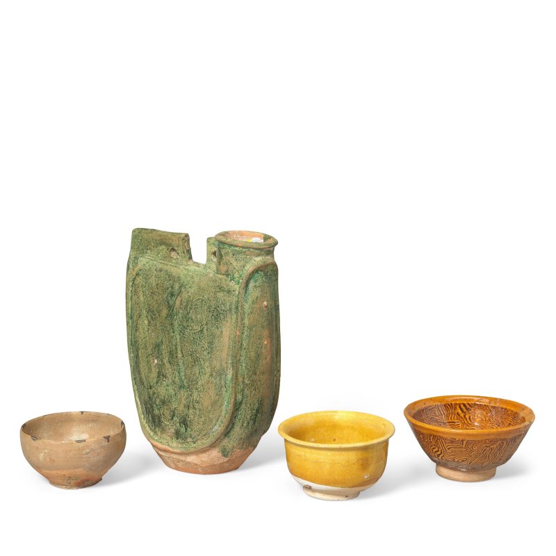 唐/遼 綠釉皮囊壺及盌三件 | A GREEN-GLAZED POTTERY FLASK AND THREE GLAZED BOWLS - 图2
