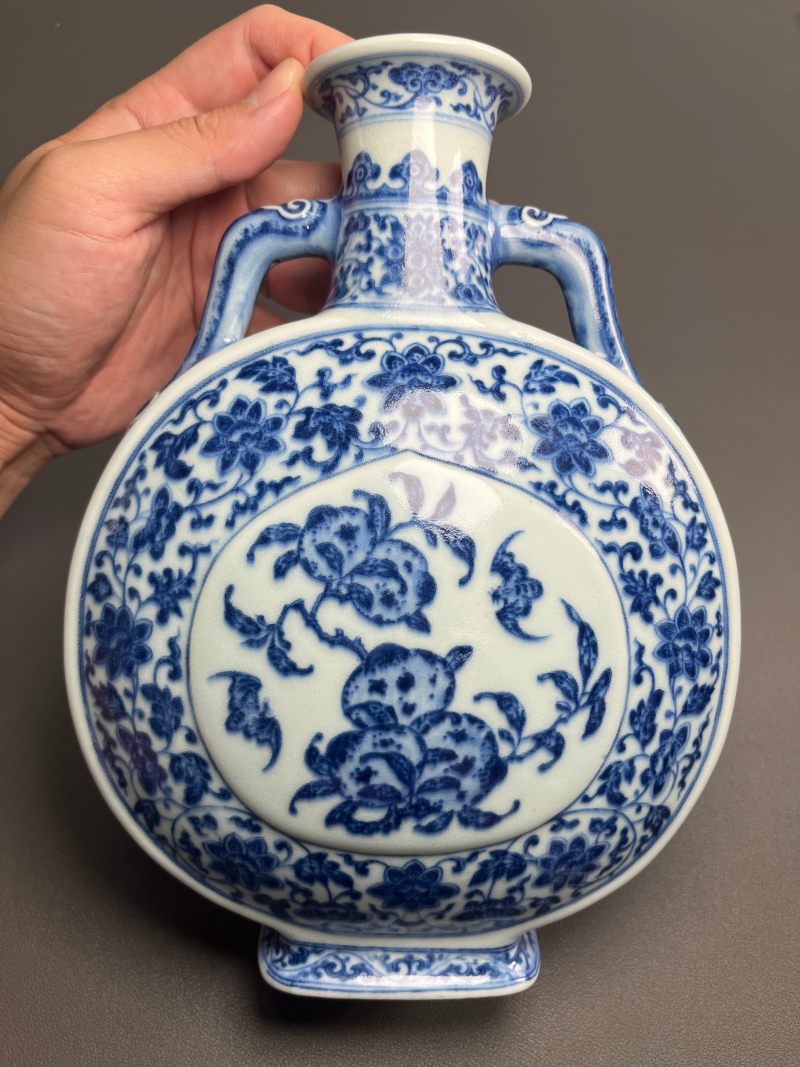 清乾隆  青花缠枝莲杏圆开光福寿纹双如意耳扁瓶 - 图11