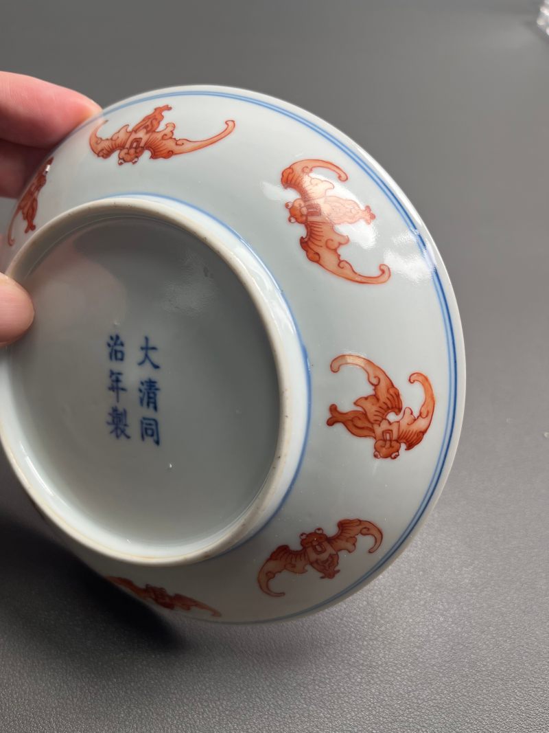 清同治  矾红“洪福齐天”百蝠纹盘 - 图16