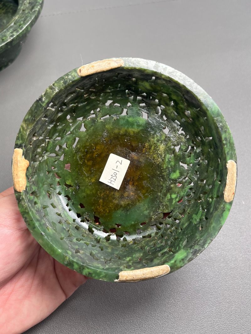 清乾隆  碧玉饕餮纹折沿熏炉（带木座） - 图11