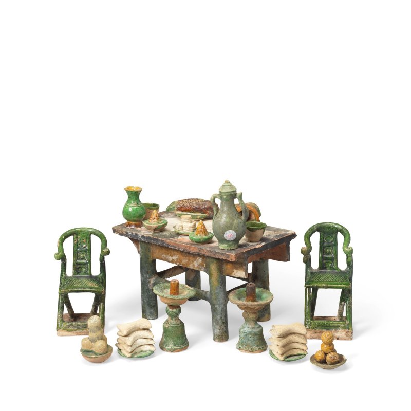 明 三彩供桌及供品 | A GROUP OF GLAZED POTTERY FUNERARY MODELS OF AN OFFERING TABLE AND ACCESSORIES - 图2