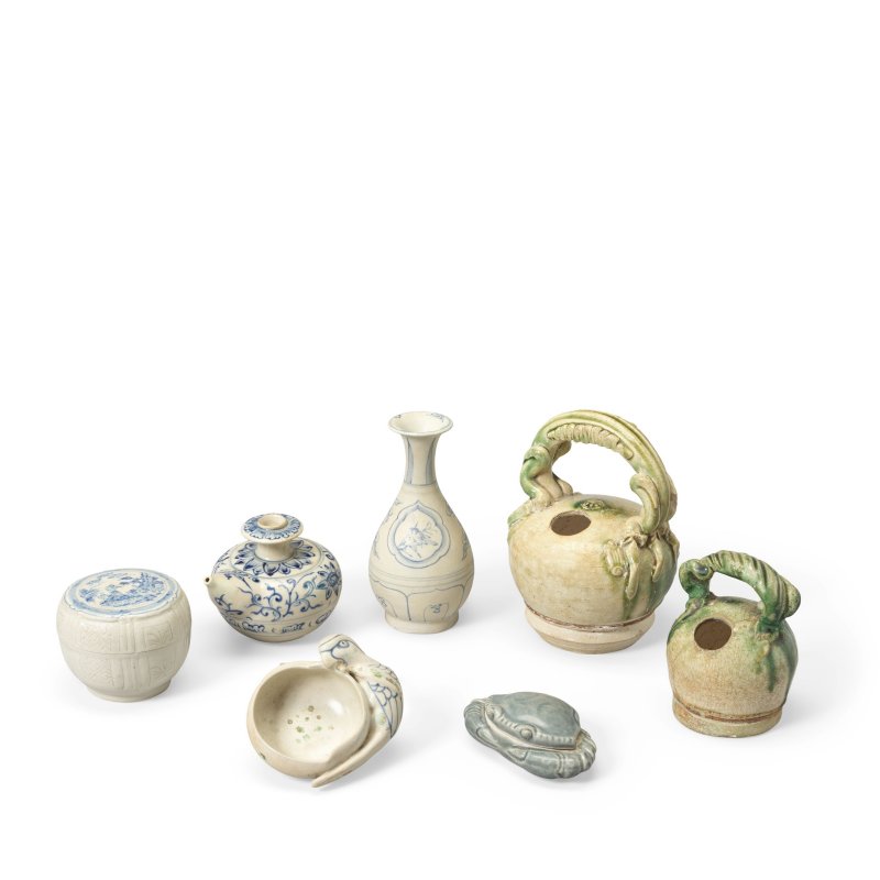 約十五/十六世紀 青花陶瓷一組 | A SELECTION OF SMALL BLUE AND WHITE ITEMS AND TWO GREEN-GLAZED LIME POTS