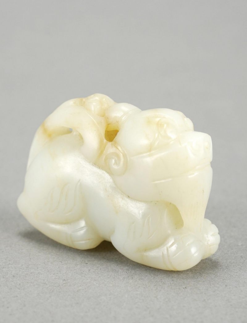    清 白玉瑞獸手把件