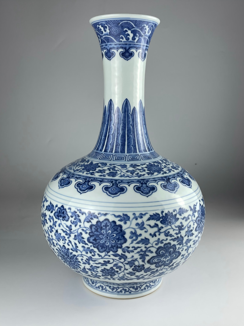清乾隆  青花缠枝莲纹赏瓶 - 图6