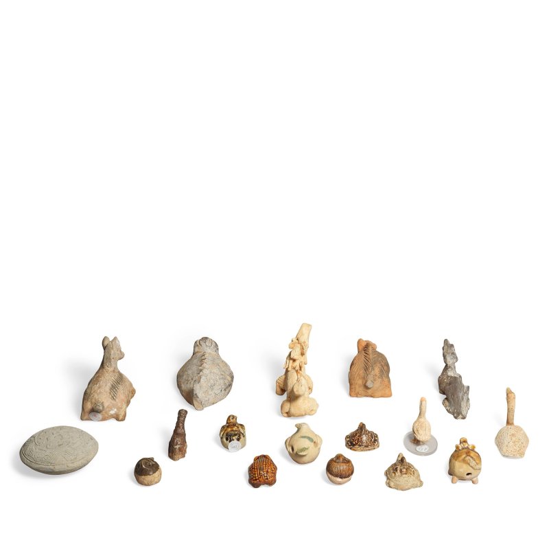漢及更晚 陶動物俑及紙鎮一組 | A GROUP OF POTTERY ANIMALS AND WEIGHTS - 图2