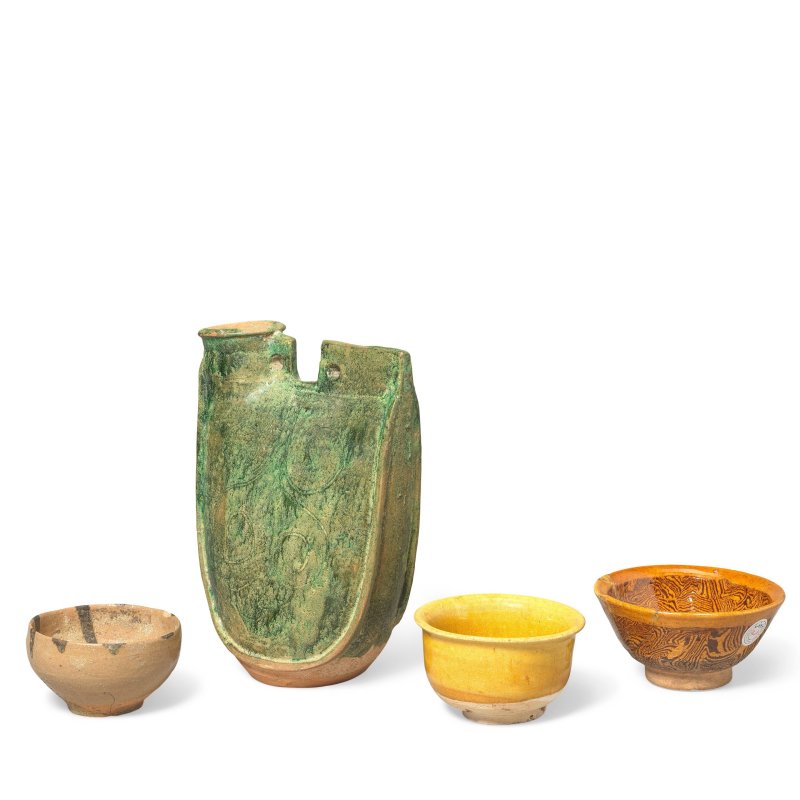 唐/遼 綠釉皮囊壺及盌三件 | A GREEN-GLAZED POTTERY FLASK AND THREE GLAZED BOWLS - 图3