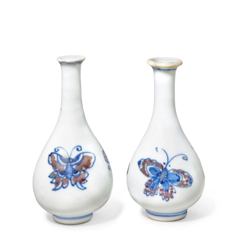清康熙 青花釉裏紅蝴蝶紋瓶一對 | A PAIR OF MINIATURE BLUE AND WHITE AND COPPER RED 'BUTTERFLIES' VASES - 图3