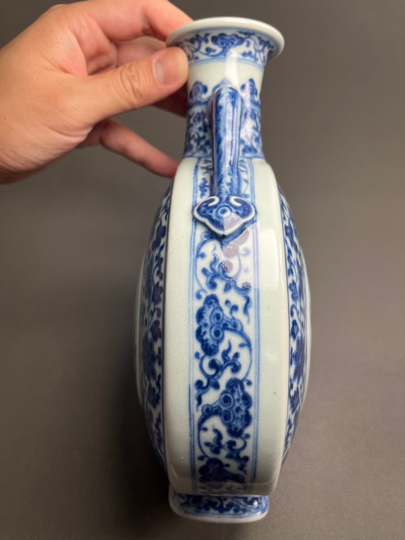 清乾隆  青花缠枝莲杏圆开光福寿纹双如意耳扁瓶 - 图12