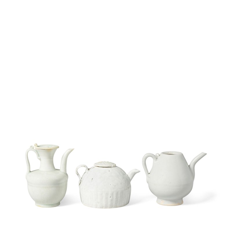 宋/元 青白壺三件 | THREE QINGBAI-GLAZED EWERS - 图2