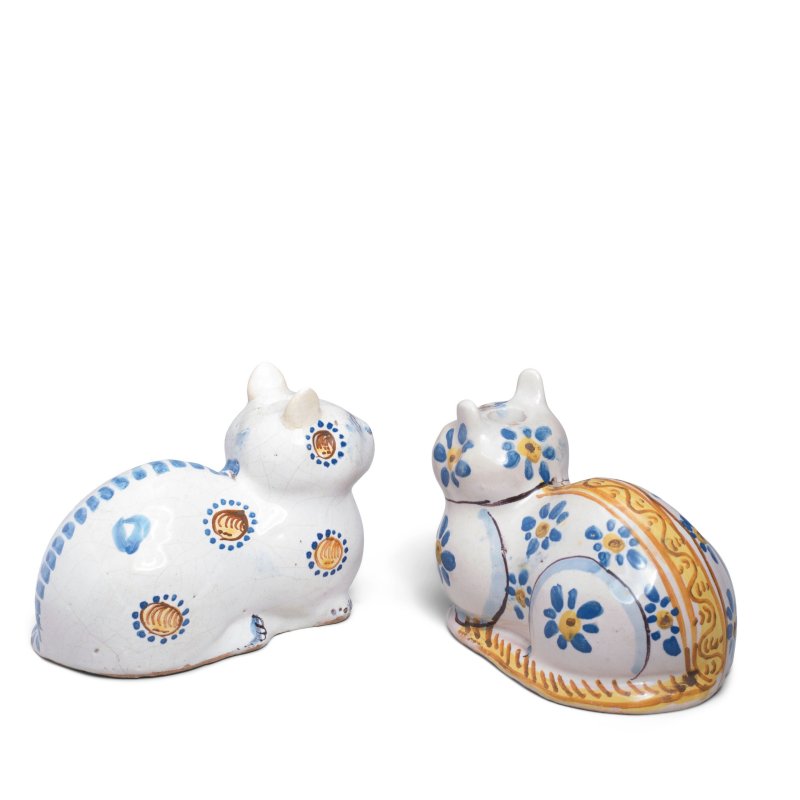 Two zoomorphic Nevers faience pouring vessels modelled as recumbent cats, late 17th century - 图2