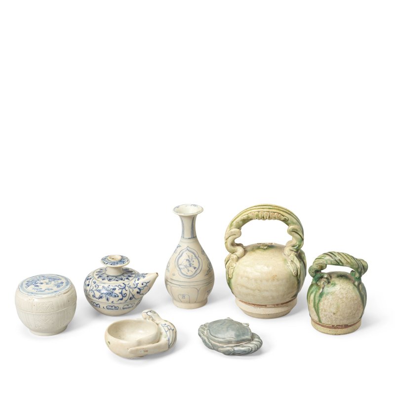約十五/十六世紀 青花陶瓷一組 | A SELECTION OF SMALL BLUE AND WHITE ITEMS AND TWO GREEN-GLAZED LIME POTS - 图2