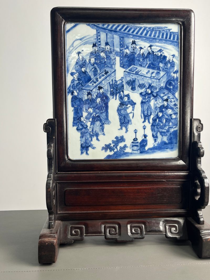 清康熙  青花“临潼斗宝”人物故事图插屏 - 图2