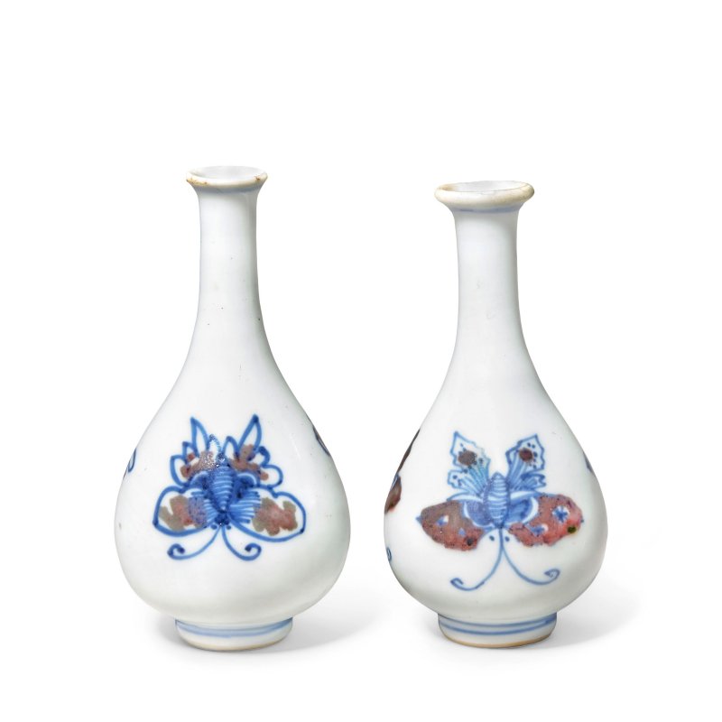 清康熙 青花釉裏紅蝴蝶紋瓶一對 | A PAIR OF MINIATURE BLUE AND WHITE AND COPPER RED 'BUTTERFLIES' VASES - 图4