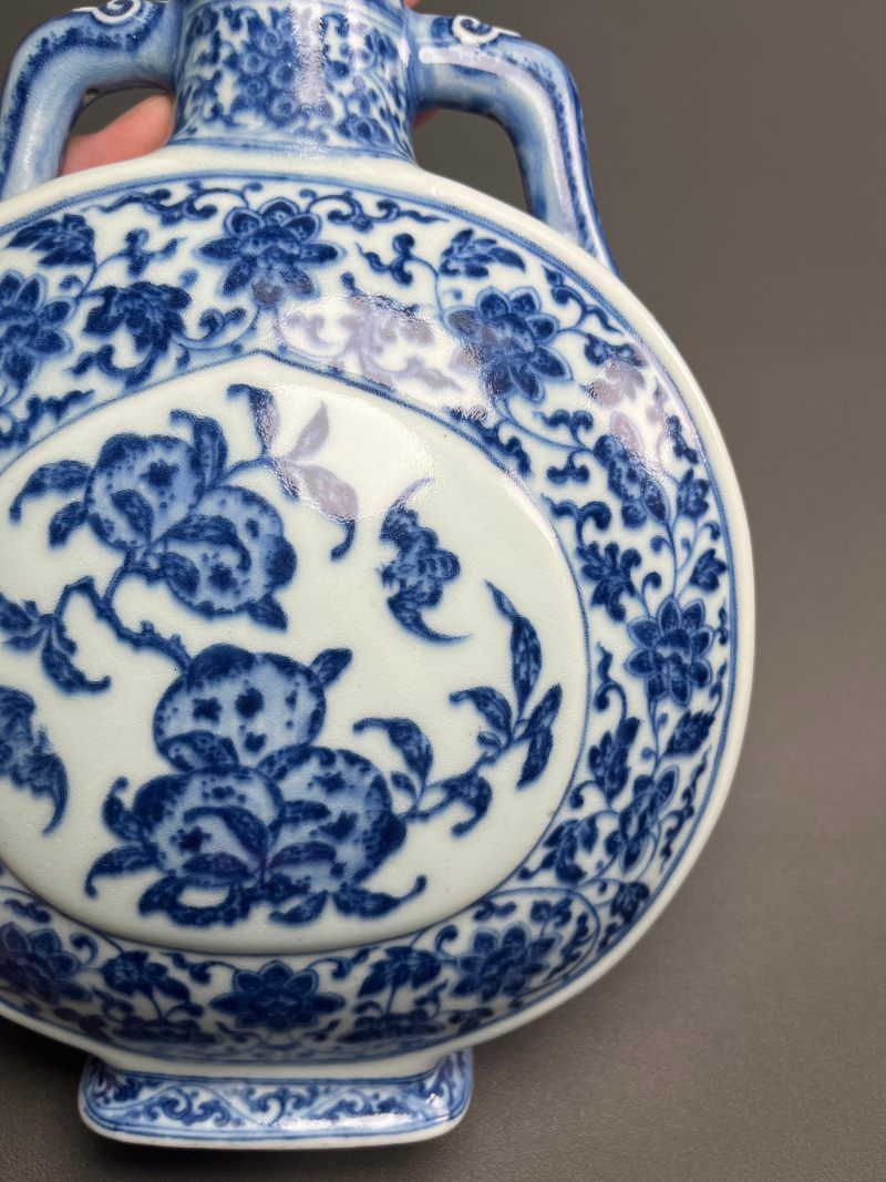 清乾隆  青花缠枝莲杏圆开光福寿纹双如意耳扁瓶 - 图13