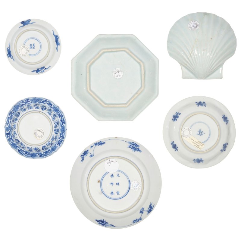 清康熙至乾隆 青花盤一組六件 | A GROUP OF BLUE AND WHITE DISHES AND SAUCERS - 图2