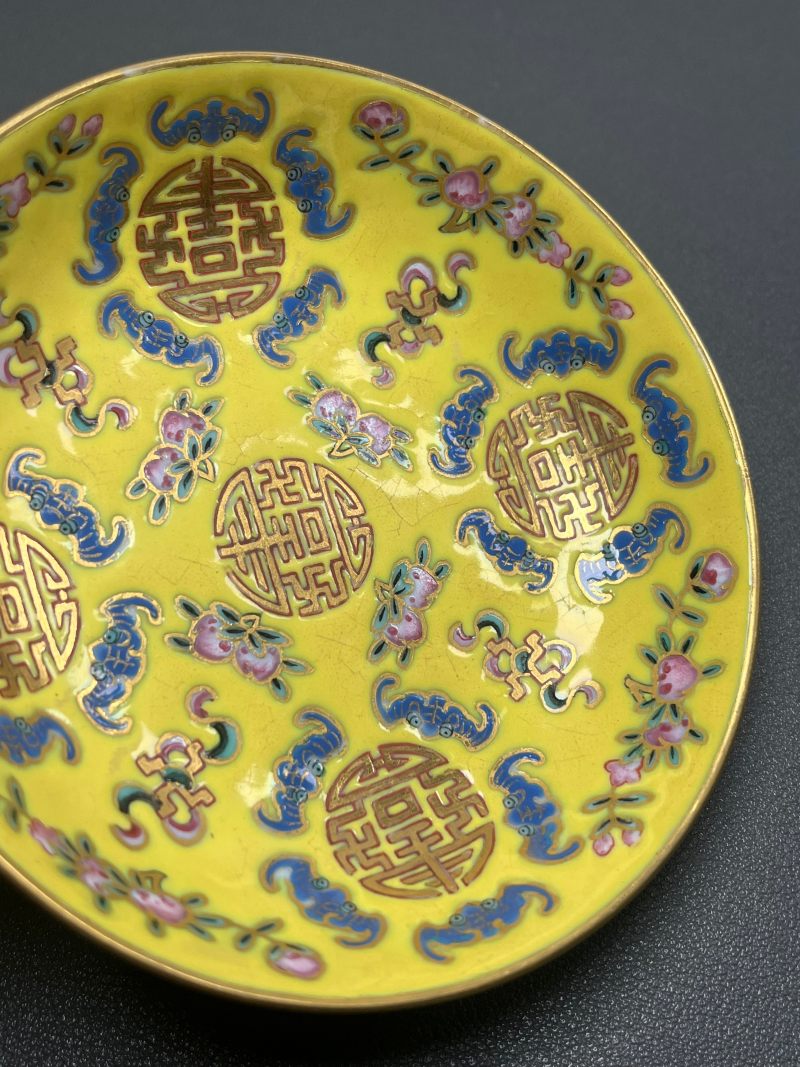 清同治  黄地粉彩万福万寿三寸碟 - 图13