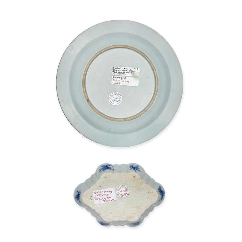 清乾隆 青花躍犬盤及陽傘夫人圖湯匙托盤 | A 'LEAPING PEKINESE' DISH AND A BLUE AND WHITE 'DAME AU PARASOL' SPOON TRAY AFTER CORNELIS PRONK - 图4