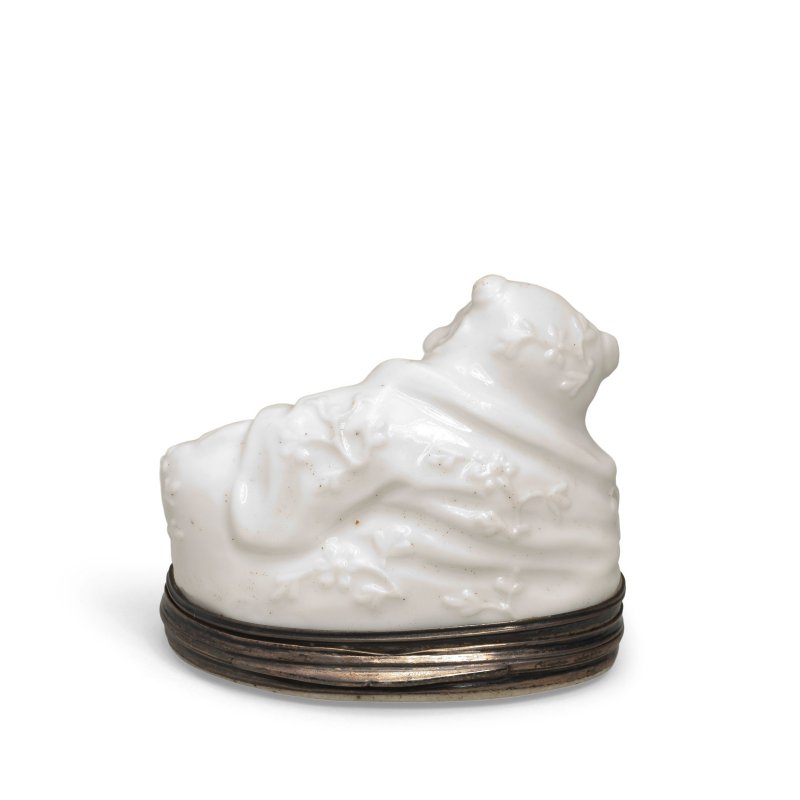 A Saint-Cloud silver-mounted white snuff box and cover in the shape of a Chinese immortal, circa 1740-50 - 图2