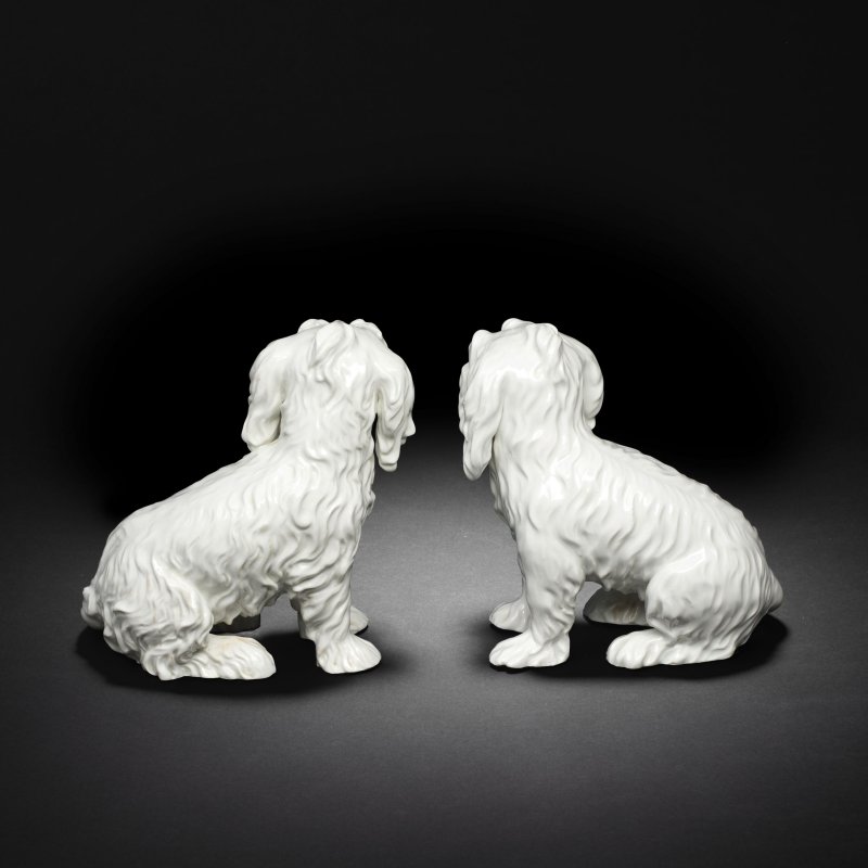 A rare pair of Frankenthal models of seated Bolognese hounds, circa 1765-77 - 图2