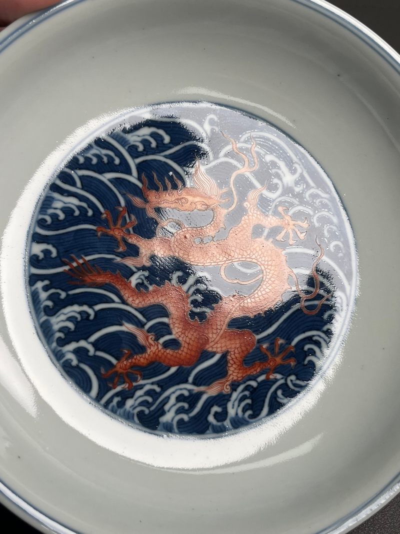 清道光  青花矾红九龙闹海图盘 - 图6