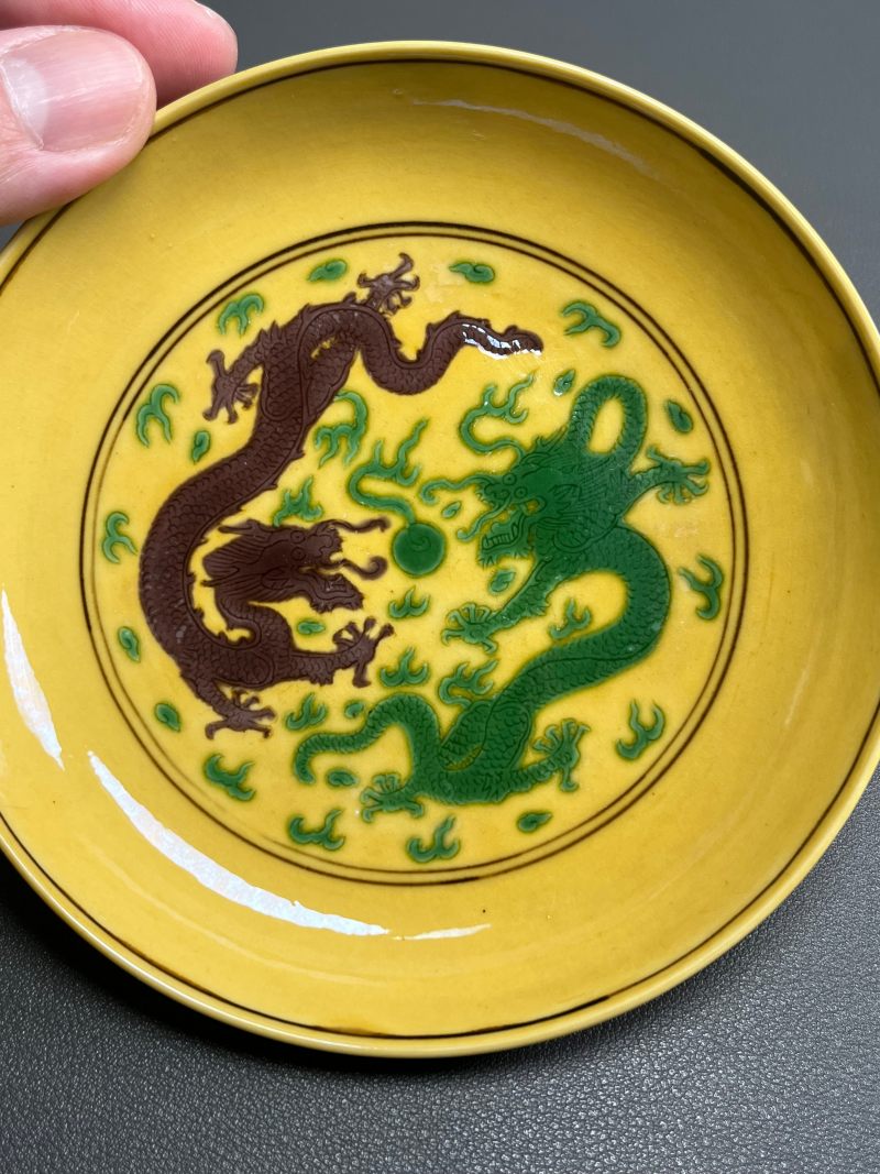 清乾隆  黄地赭绿彩暗刻双龙争珠葡萄纹盘 - 图7