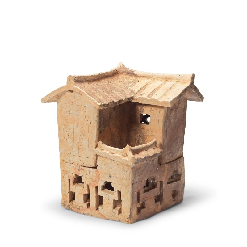 漢 陶屋、陶立俑及犬俑 | A POTTERY MODEL OF A HOUSE, A TERRACOTTA 'STICK' FIGURE AND A GLAZED BUDDHIST LION DOG - 图5