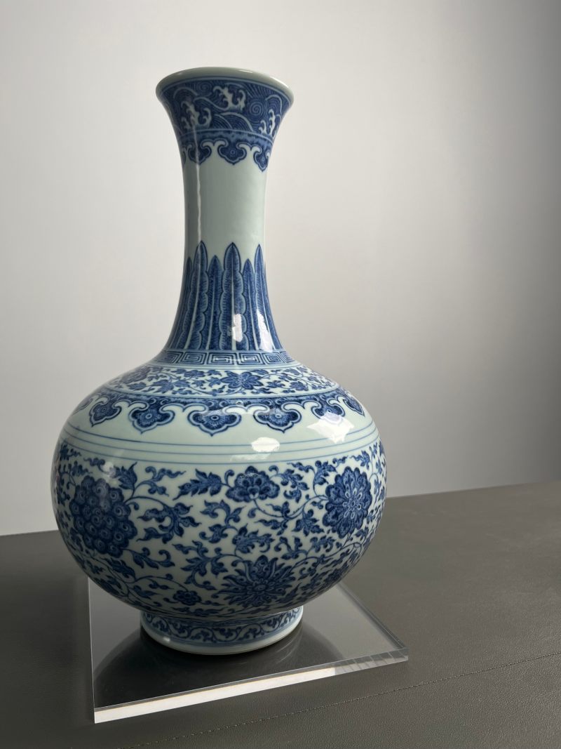 清乾隆  青花缠枝莲纹赏瓶 - 图7