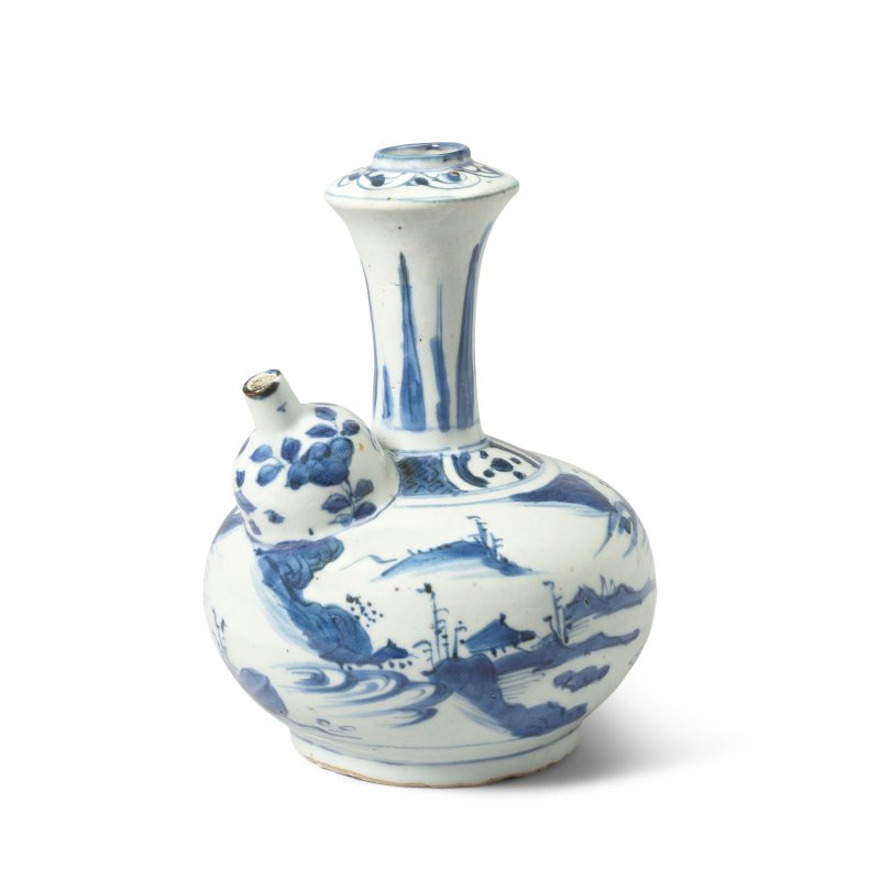 明崇禎 青花人物故事圖軍持 | A BLUE AND WHITE KENDI - 图3