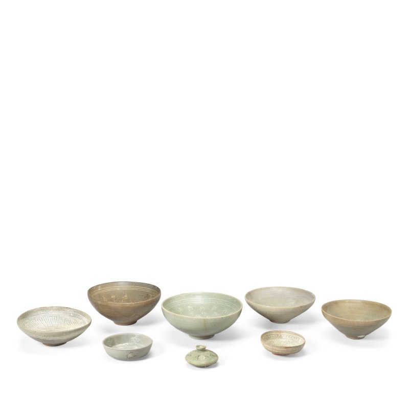 朝鮮 十三至十六世紀 粉青沙器陶瓷一組及青釉盌一件 | A COLLECTION OF SLIP-DECORATED BUNCHEONG WARE BOWLS AND A CELADON-GLAZED BOWL
