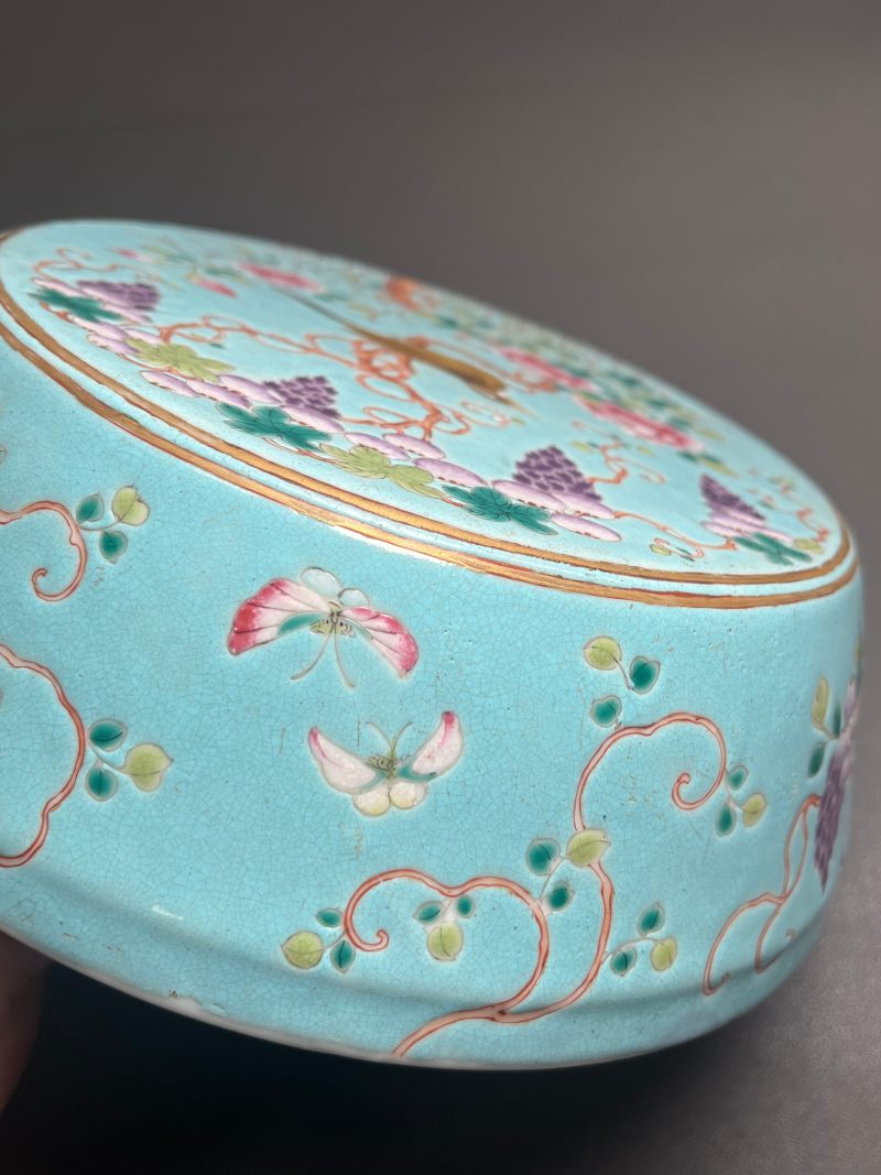 清宣统  松石绿地粉彩藤萝葡萄画眉纹鼓式盖罐 - 图22