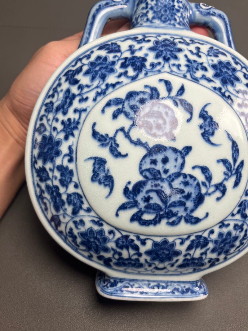 清乾隆  青花缠枝莲杏圆开光福寿纹双如意耳扁瓶 - 图14