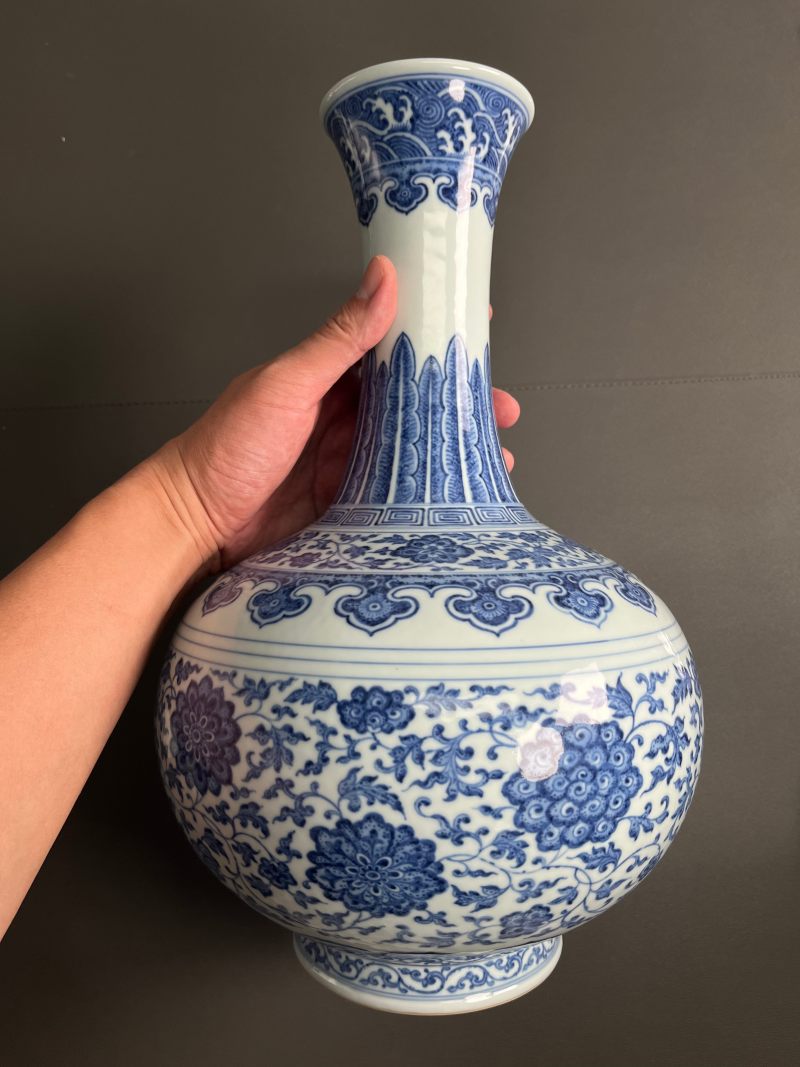 清乾隆  青花缠枝莲纹赏瓶 - 图8