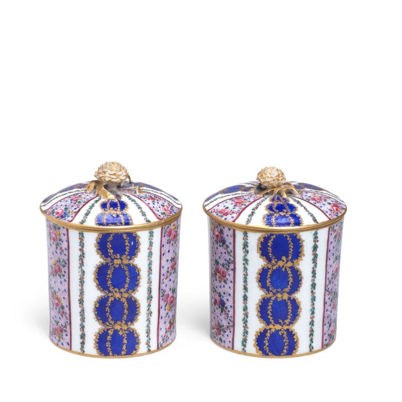 A pair of Sèvres pomade pots and covers (pot à pommade et couvercle), circa 1765 - 图3