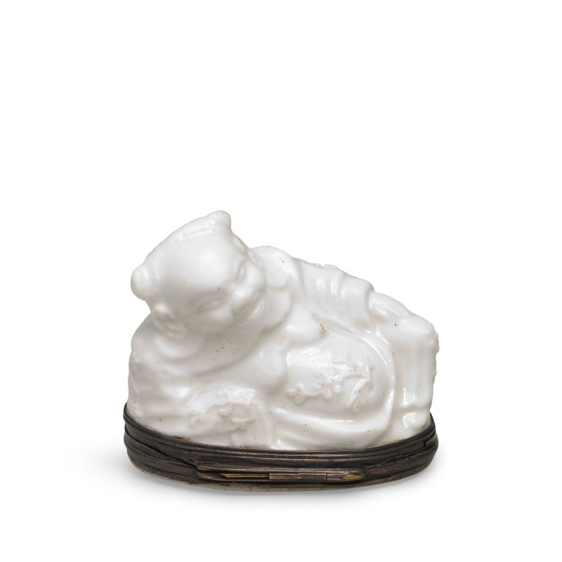 A Saint-Cloud silver-mounted white snuff box and cover in the shape of a Chinese immortal, circa 1740-50 - 图4