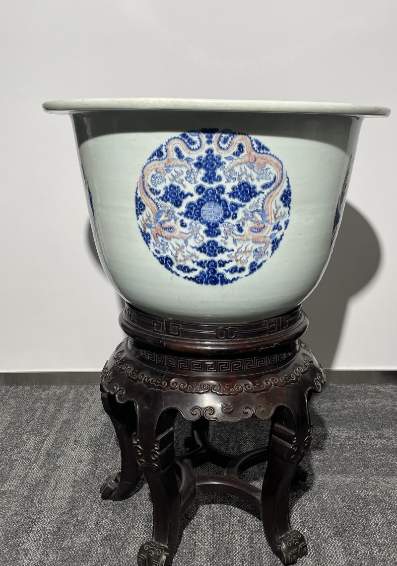 清康熙  御制青花釉里红“八龙贺寿”纹大花盆 ( 带木座 ) - 图3
