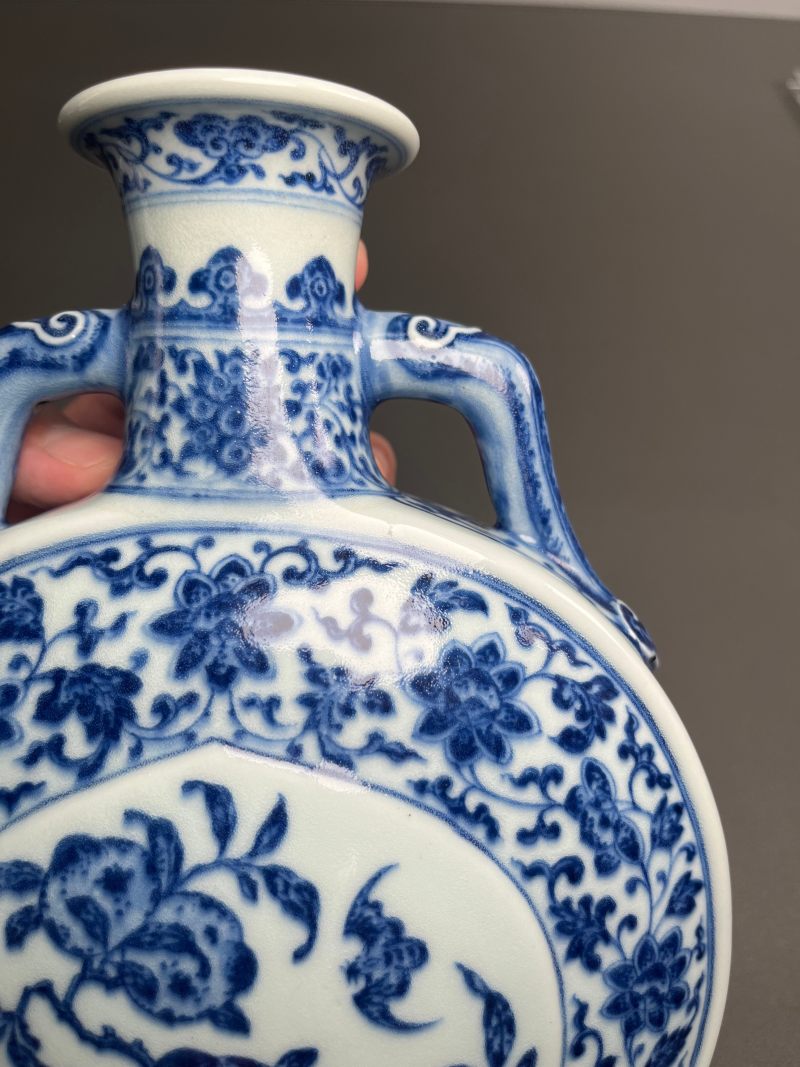 清乾隆  青花缠枝莲杏圆开光福寿纹双如意耳扁瓶 - 图15