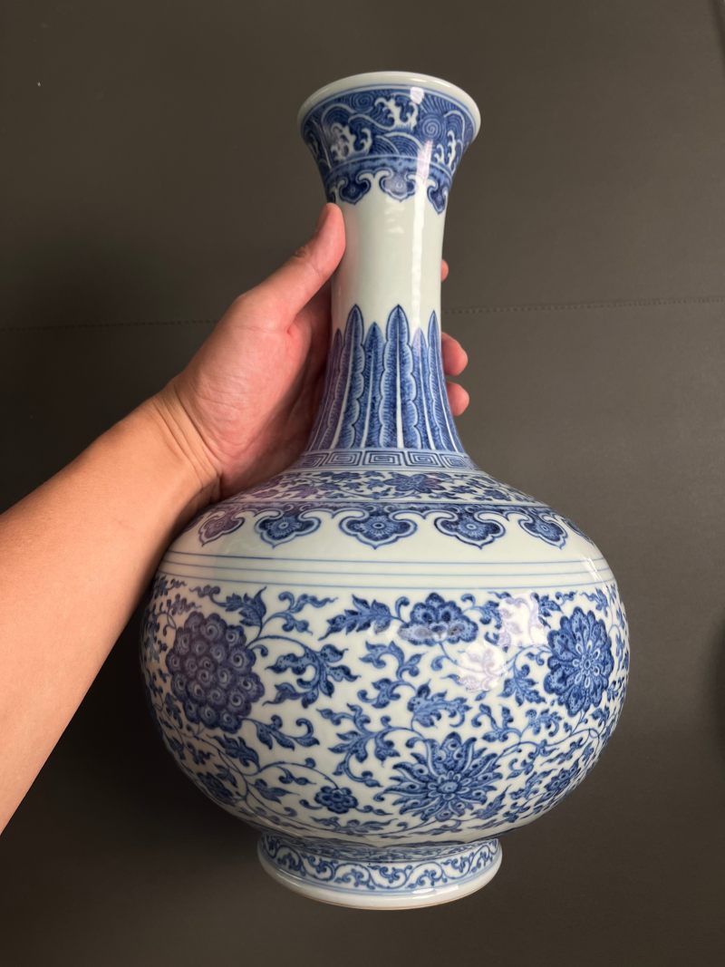 清乾隆  青花缠枝莲纹赏瓶 - 图9