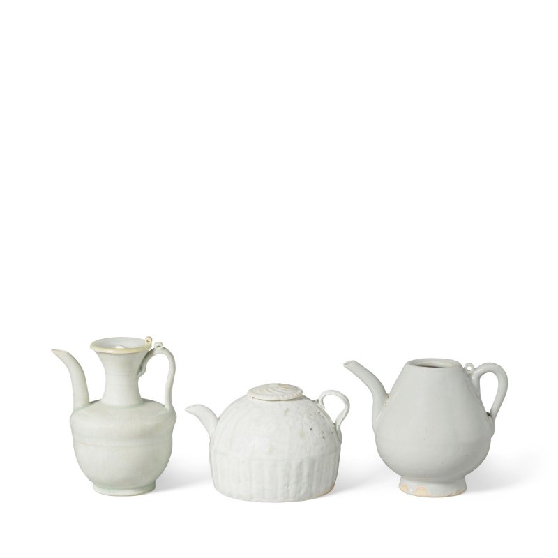 宋/元 青白壺三件 | THREE QINGBAI-GLAZED EWERS - 图6
