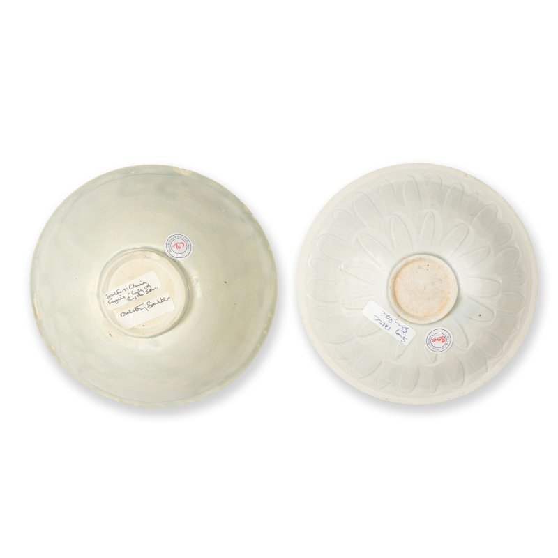 宋/元 青白盌兩件及瓶一件 | TWO QINGBAI-GLAZED BOWLS AND A QINGBAI-GLAZED VASE - 图2