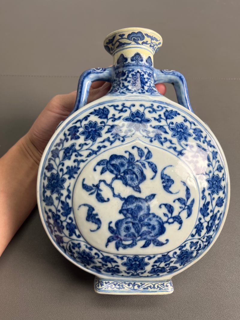 清乾隆  青花缠枝花卉福寿纹抱月瓶 - 图7