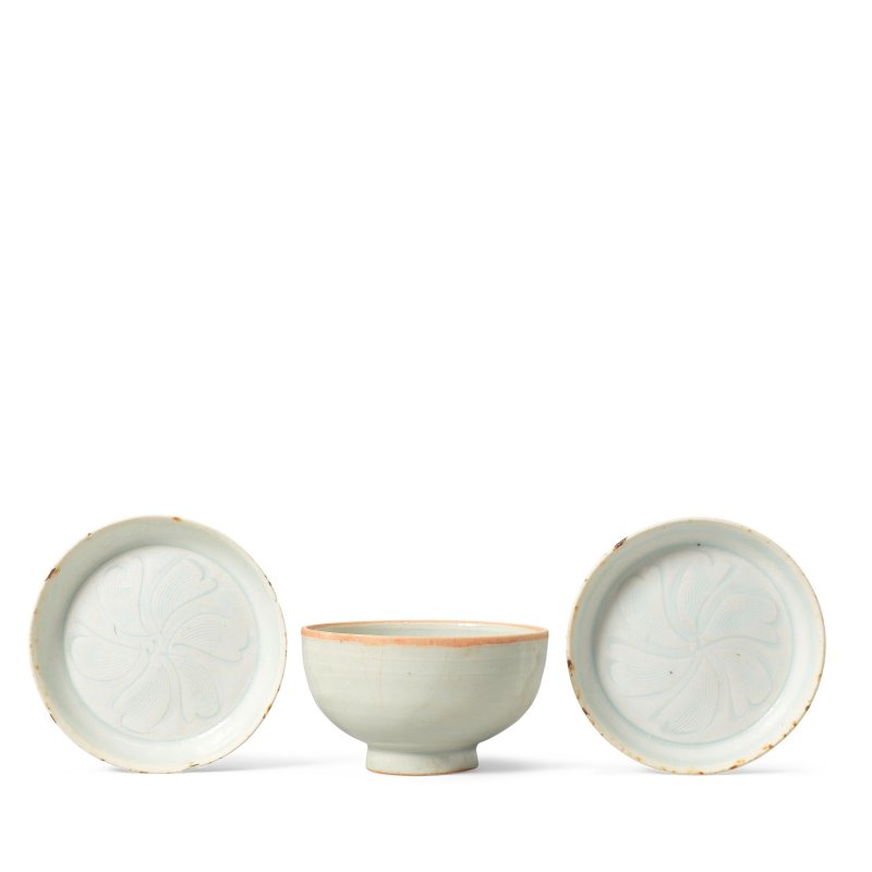 宋 青白盤一對及青白盌一件 | A PAIR OF QINGBAI-GLAZED DISHES AND A QINGBAI-GLAZED BOWL
