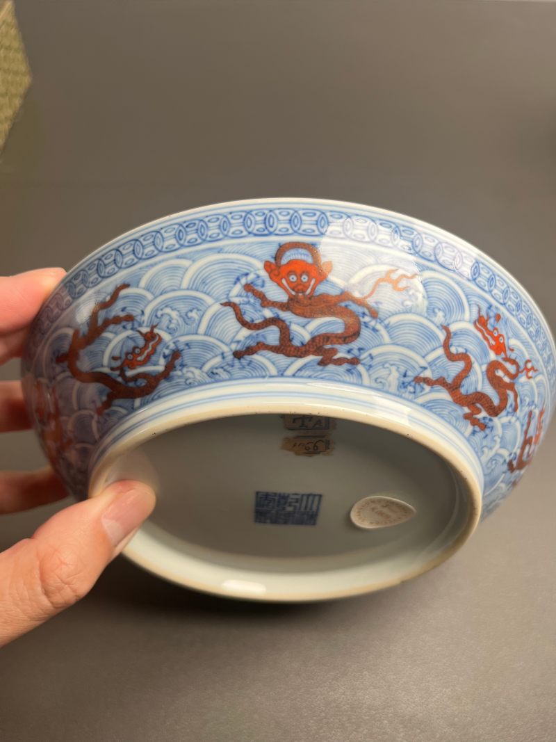 清乾隆  青花矾红九龙闹海图盘 - 图9