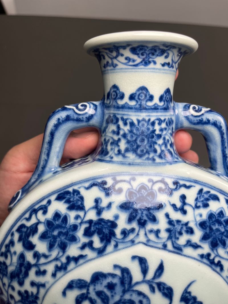 清乾隆  青花缠枝莲杏圆开光福寿纹双如意耳扁瓶 - 图16