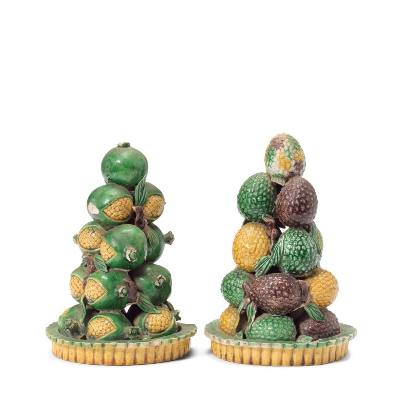 清康熙 素三彩堆塑仿生荔枝一對 | TWO FAMILLE VERTE BISCUIT 'FRUIT' PYRAMIDS