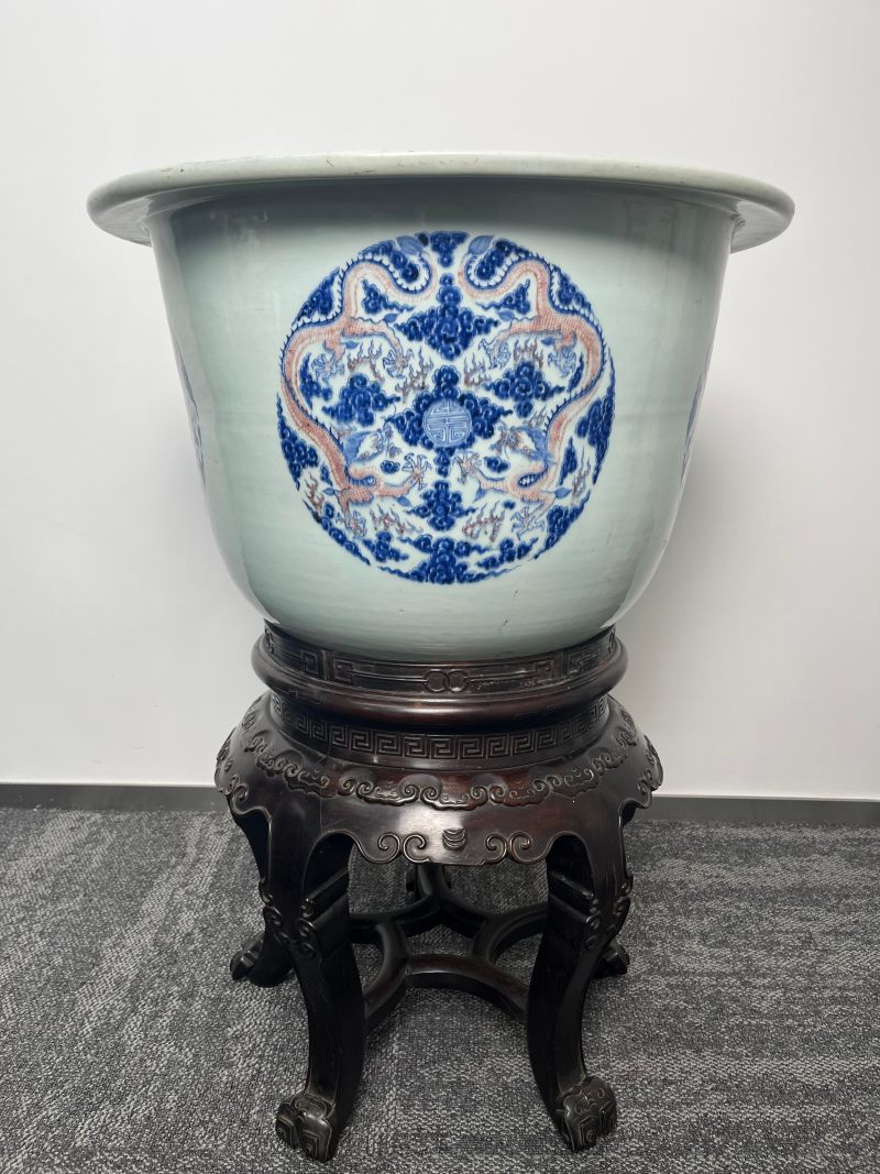 清康熙  御制青花釉里红“八龙贺寿”纹大花盆 ( 带木座 ) - 图4