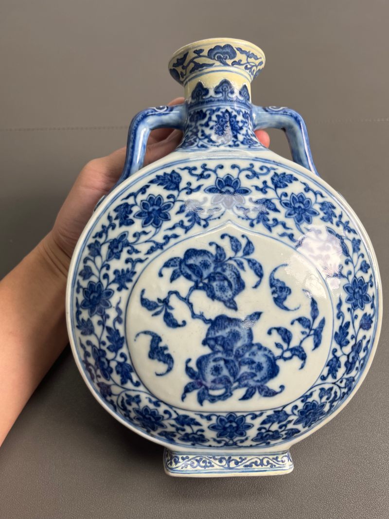 清乾隆  青花缠枝花卉福寿纹抱月瓶 - 图8