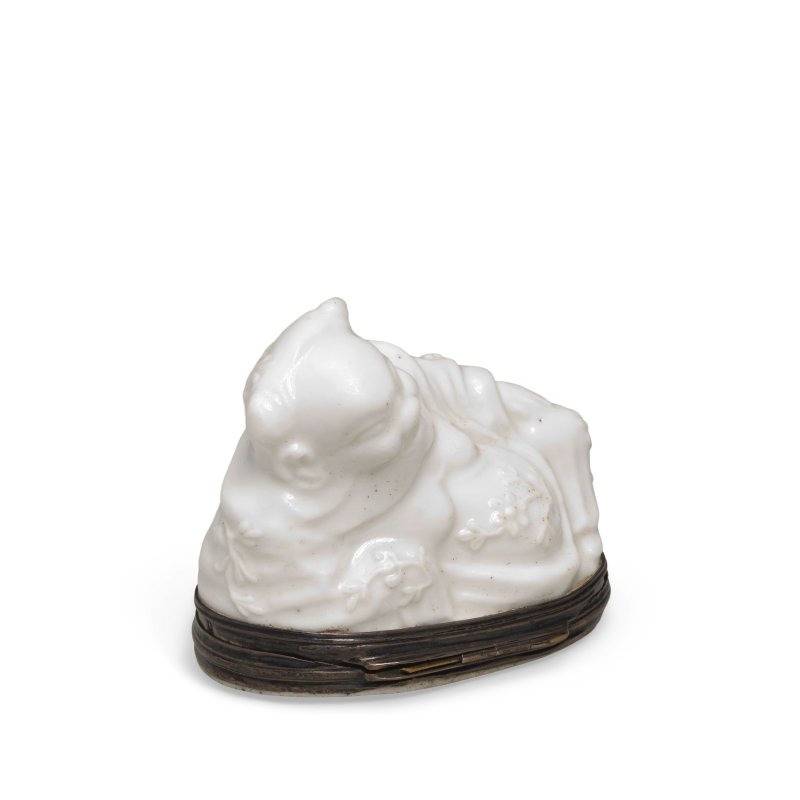 A Saint-Cloud silver-mounted white snuff box and cover in the shape of a Chinese immortal, circa 1740-50 - 图6